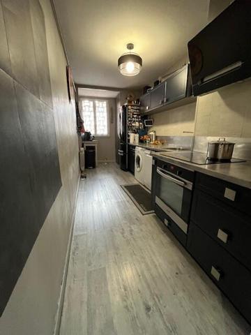 Exclusivité, type 3 rénové sur Salon de Provence avec balcon et cave.