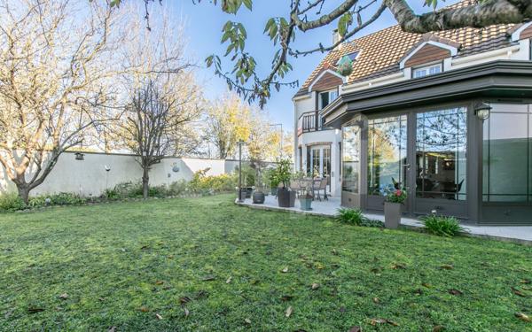 Maison à vendre    9 pièces •  La Queue-en-Brie