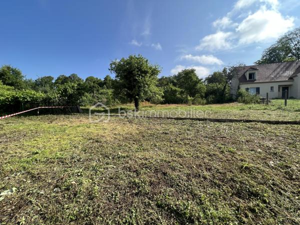 NOUVEAUTE !!! Terrain à bâtir de 1581m2 en PLEIN CŒUR de CHAUFFRY (A 7 min de Coulommiers). Secteur très calme.
17m de façade ! Tout à l’égout, eau, électricité et fibre sur rue.
Vous avez libre choix de votre constructeur.
Envie de visiter ? N’hésitez pas à me contacter..