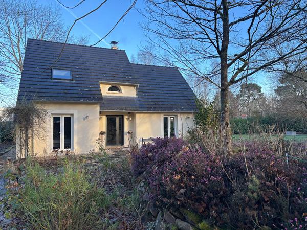 Ensemble immobilier dans petite zone artisanale .