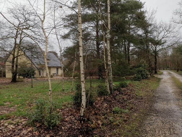 Ensemble immobilier dans petite zone artisanale .