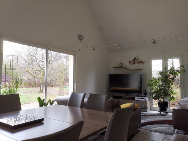 Ensemble immobilier dans petite zone artisanale .