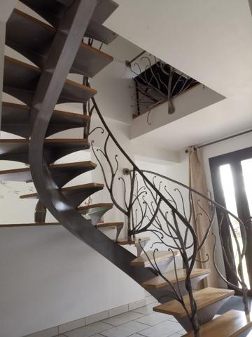 Ensemble immobilier dans petite zone artisanale .