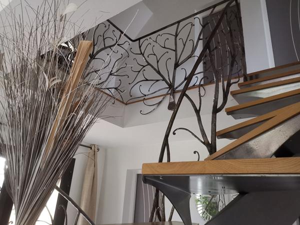 Ensemble immobilier dans petite zone artisanale .