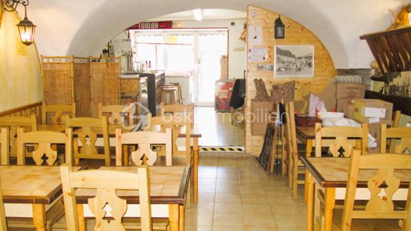 🏔️🍽️ MURS COMMERCIAUX + FONDS DE COMMERCE – BAR, RESTAURANT, SNACK, GLACIER – ALL0S (HAUT VERDON)
OPPORTUNITÉ RARE AU CŒUR D’UN VILLAGE TOURISTIQUE DES ALPES DU SUD
À Allos, charmante station-village de montagne réputée pour ses activités été comme hiver, découvrez cet ensemble comprenant les murs commerciaux, le fonds de commerce ainsi que la Licence IV, idéalement situé sur la place principale du village.
Nichée au cœur du Val d’Allos, commune du Parc National du Mercantour, à proximité des stations de ski du Seignus et de La Foux d’Allos - Espace Lumière, et aux portes des célèbres Gorges du Verdon, cette affaire bénéficie d'un emplacement stratégique au sein d'une destination touristique particulièrement recherchée.
________________________________________
📍 EMPLACEMENT EXCEPTIONNEL
•	Situation privilégiée sur la place principale du village,
•	À proximité immédiate du terrain de pétanque, lieu de rencontre incontournable durant la saison estivale,
•	Forte visibilité et passage régulier tout au long de l'année,
•	Toutes les commodités à quelques pas,
•	Clientèle locale, touristique, familiale et sportive.
________________________________________
🍷☕ L'ÉTABLISSEMENT
Bar – Restaurant – Snack – Glacier
Vente comprenant :
•	🏢 Les murs commerciaux,
•	💼 Le fonds de commerce,
•	🍾 La Licence IV.
________________________________________
🪑 CAPACITÉ D'ACCUEIL
Intérieur
•	Salle de restauration d'environ 75 m²,
•	Capacité d'environ 24 places assises,
•	Ambiance chaleureuse et conviviale.
Extérieur
•	🌞 Terrasse bénéficiant d'un emplacement privilégié,
•	Environ 50 places assises,
•	Cadre agréable et vivant au cœur du village.
________________________________________
🌿 UN ENVIRONNEMENT TOURISTIQUE DYNAMIQUE
Allos est une destination reconnue pour :
•	⛷️ Les sports d'hiver avec les stations du Seignus et de La Foux d'Allos - Espace Lumière,
•	🚵‍♂️ Les activités estivales : VTT, randonnée, trail, équitation, loisirs de montagne,
•	🌲 Le Parc National du Mercantour et ses paysages exceptionnels,
•	💧 Les Gorges du Verdon et leurs nombreuses activités nautiques,
•	🏞️ Le célèbre Lac d'Allos, plus grand lac naturel d'altitude d'Europe.
Cette diversité assure une fréquentation touristique importante et répartie sur une grande partie de l'année.
________________________________________
⭐ LES ATOUTS
✔️ Vente des murs et du fonds
✔️ Licence IV incluse
✔️ Emplacement n°1 au centre du village
✔️ Belle terrasse de 50 places
✔️ Activité exploitable immédiatement
✔️ Fort potentiel de développement
✔️ Commune touristique été / hiver
________________________________________
✨ Une opportunité rare d'acquérir un établissement emblématique dans l'une des vallées les plus attractives des Alpes du Sud.
📞 Dossier complet, chiffres d'exploitation et informations complémentaires sur demande. Contactez-moi dès maintenant pour organiser une visite.