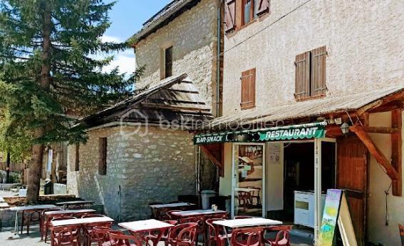 🏔️🍽️ MURS COMMERCIAUX + FONDS DE COMMERCE – BAR, RESTAURANT, SNACK, GLACIER – ALL0S (HAUT VERDON)
OPPORTUNITÉ RARE AU CŒUR D’UN VILLAGE TOURISTIQUE DES ALPES DU SUD
À Allos, charmante station-village de montagne réputée pour ses activités été comme hiver, découvrez cet ensemble comprenant les murs commerciaux, le fonds de commerce ainsi que la Licence IV, idéalement situé sur la place principale du village.
Nichée au cœur du Val d’Allos, commune du Parc National du Mercantour, à proximité des stations de ski du Seignus et de La Foux d’Allos - Espace Lumière, et aux portes des célèbres Gorges du Verdon, cette affaire bénéficie d'un emplacement stratégique au sein d'une destination touristique particulièrement recherchée.
________________________________________
📍 EMPLACEMENT EXCEPTIONNEL
•	Situation privilégiée sur la place principale du village,
•	À proximité immédiate du terrain de pétanque, lieu de rencontre incontournable durant la saison estivale,
•	Forte visibilité et passage régulier tout au long de l'année,
•	Toutes les commodités à quelques pas,
•	Clientèle locale, touristique, familiale et sportive.
________________________________________
🍷☕ L'ÉTABLISSEMENT
Bar – Restaurant – Snack – Glacier
Vente comprenant :
•	🏢 Les murs commerciaux,
•	💼 Le fonds de commerce,
•	🍾 La Licence IV.
________________________________________
🪑 CAPACITÉ D'ACCUEIL
Intérieur
•	Salle de restauration d'environ 75 m²,
•	Capacité d'environ 24 places assises,
•	Ambiance chaleureuse et conviviale.
Extérieur
•	🌞 Terrasse bénéficiant d'un emplacement privilégié,
•	Environ 50 places assises,
•	Cadre agréable et vivant au cœur du village.
________________________________________
🌿 UN ENVIRONNEMENT TOURISTIQUE DYNAMIQUE
Allos est une destination reconnue pour :
•	⛷️ Les sports d'hiver avec les stations du Seignus et de La Foux d'Allos - Espace Lumière,
•	🚵‍♂️ Les activités estivales : VTT, randonnée, trail, équitation, loisirs de montagne,
•	🌲 Le Parc National du Mercantour et ses paysages exceptionnels,
•	💧 Les Gorges du Verdon et leurs nombreuses activités nautiques,
•	🏞️ Le célèbre Lac d'Allos, plus grand lac naturel d'altitude d'Europe.
Cette diversité assure une fréquentation touristique importante et répartie sur une grande partie de l'année.
________________________________________
⭐ LES ATOUTS
✔️ Vente des murs et du fonds
✔️ Licence IV incluse
✔️ Emplacement n°1 au centre du village
✔️ Belle terrasse de 50 places
✔️ Activité exploitable immédiatement
✔️ Fort potentiel de développement
✔️ Commune touristique été / hiver
________________________________________
✨ Une opportunité rare d'acquérir un établissement emblématique dans l'une des vallées les plus attractives des Alpes du Sud.
📞 Dossier complet, chiffres d'exploitation et informations complémentaires sur demande. Contactez-moi dès maintenant pour organiser une visite.