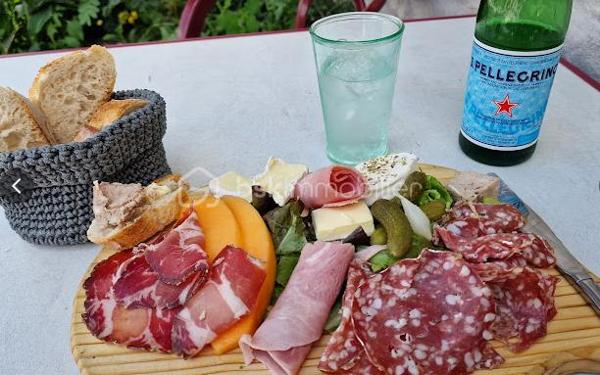 🏔️🍽️ MURS COMMERCIAUX + FONDS DE COMMERCE – BAR, RESTAURANT, SNACK, GLACIER – ALL0S (HAUT VERDON)
OPPORTUNITÉ RARE AU CŒUR D’UN VILLAGE TOURISTIQUE DES ALPES DU SUD
À Allos, charmante station-village de montagne réputée pour ses activités été comme hiver, découvrez cet ensemble comprenant les murs commerciaux, le fonds de commerce ainsi que la Licence IV, idéalement situé sur la place principale du village.
Nichée au cœur du Val d’Allos, commune du Parc National du Mercantour, à proximité des stations de ski du Seignus et de La Foux d’Allos - Espace Lumière, et aux portes des célèbres Gorges du Verdon, cette affaire bénéficie d'un emplacement stratégique au sein d'une destination touristique particulièrement recherchée.
________________________________________
📍 EMPLACEMENT EXCEPTIONNEL
•	Situation privilégiée sur la place principale du village,
•	À proximité immédiate du terrain de pétanque, lieu de rencontre incontournable durant la saison estivale,
•	Forte visibilité et passage régulier tout au long de l'année,
•	Toutes les commodités à quelques pas,
•	Clientèle locale, touristique, familiale et sportive.
________________________________________
🍷☕ L'ÉTABLISSEMENT
Bar – Restaurant – Snack – Glacier
Vente comprenant :
•	🏢 Les murs commerciaux,
•	💼 Le fonds de commerce,
•	🍾 La Licence IV.
________________________________________
🪑 CAPACITÉ D'ACCUEIL
Intérieur
•	Salle de restauration d'environ 75 m²,
•	Capacité d'environ 24 places assises,
•	Ambiance chaleureuse et conviviale.
Extérieur
•	🌞 Terrasse bénéficiant d'un emplacement privilégié,
•	Environ 50 places assises,
•	Cadre agréable et vivant au cœur du village.
________________________________________
🌿 UN ENVIRONNEMENT TOURISTIQUE DYNAMIQUE
Allos est une destination reconnue pour :
•	⛷️ Les sports d'hiver avec les stations du Seignus et de La Foux d'Allos - Espace Lumière,
•	🚵‍♂️ Les activités estivales : VTT, randonnée, trail, équitation, loisirs de montagne,
•	🌲 Le Parc National du Mercantour et ses paysages exceptionnels,
•	💧 Les Gorges du Verdon et leurs nombreuses activités nautiques,
•	🏞️ Le célèbre Lac d'Allos, plus grand lac naturel d'altitude d'Europe.
Cette diversité assure une fréquentation touristique importante et répartie sur une grande partie de l'année.
________________________________________
⭐ LES ATOUTS
✔️ Vente des murs et du fonds
✔️ Licence IV incluse
✔️ Emplacement n°1 au centre du village
✔️ Belle terrasse de 50 places
✔️ Activité exploitable immédiatement
✔️ Fort potentiel de développement
✔️ Commune touristique été / hiver
________________________________________
✨ Une opportunité rare d'acquérir un établissement emblématique dans l'une des vallées les plus attractives des Alpes du Sud.
📞 Dossier complet, chiffres d'exploitation et informations complémentaires sur demande. Contactez-moi dès maintenant pour organiser une visite.