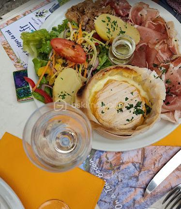 🏔️🍽️ MURS COMMERCIAUX + FONDS DE COMMERCE – BAR, RESTAURANT, SNACK, GLACIER – ALL0S (HAUT VERDON)
OPPORTUNITÉ RARE AU CŒUR D’UN VILLAGE TOURISTIQUE DES ALPES DU SUD
À Allos, charmante station-village de montagne réputée pour ses activités été comme hiver, découvrez cet ensemble comprenant les murs commerciaux, le fonds de commerce ainsi que la Licence IV, idéalement situé sur la place principale du village.
Nichée au cœur du Val d’Allos, commune du Parc National du Mercantour, à proximité des stations de ski du Seignus et de La Foux d’Allos - Espace Lumière, et aux portes des célèbres Gorges du Verdon, cette affaire bénéficie d'un emplacement stratégique au sein d'une destination touristique particulièrement recherchée.
________________________________________
📍 EMPLACEMENT EXCEPTIONNEL
•	Situation privilégiée sur la place principale du village,
•	À proximité immédiate du terrain de pétanque, lieu de rencontre incontournable durant la saison estivale,
•	Forte visibilité et passage régulier tout au long de l'année,
•	Toutes les commodités à quelques pas,
•	Clientèle locale, touristique, familiale et sportive.
________________________________________
🍷☕ L'ÉTABLISSEMENT
Bar – Restaurant – Snack – Glacier
Vente comprenant :
•	🏢 Les murs commerciaux,
•	💼 Le fonds de commerce,
•	🍾 La Licence IV.
________________________________________
🪑 CAPACITÉ D'ACCUEIL
Intérieur
•	Salle de restauration d'environ 75 m²,
•	Capacité d'environ 24 places assises,
•	Ambiance chaleureuse et conviviale.
Extérieur
•	🌞 Terrasse bénéficiant d'un emplacement privilégié,
•	Environ 50 places assises,
•	Cadre agréable et vivant au cœur du village.
________________________________________
🌿 UN ENVIRONNEMENT TOURISTIQUE DYNAMIQUE
Allos est une destination reconnue pour :
•	⛷️ Les sports d'hiver avec les stations du Seignus et de La Foux d'Allos - Espace Lumière,
•	🚵‍♂️ Les activités estivales : VTT, randonnée, trail, équitation, loisirs de montagne,
•	🌲 Le Parc National du Mercantour et ses paysages exceptionnels,
•	💧 Les Gorges du Verdon et leurs nombreuses activités nautiques,
•	🏞️ Le célèbre Lac d'Allos, plus grand lac naturel d'altitude d'Europe.
Cette diversité assure une fréquentation touristique importante et répartie sur une grande partie de l'année.
________________________________________
⭐ LES ATOUTS
✔️ Vente des murs et du fonds
✔️ Licence IV incluse
✔️ Emplacement n°1 au centre du village
✔️ Belle terrasse de 50 places
✔️ Activité exploitable immédiatement
✔️ Fort potentiel de développement
✔️ Commune touristique été / hiver
________________________________________
✨ Une opportunité rare d'acquérir un établissement emblématique dans l'une des vallées les plus attractives des Alpes du Sud.
📞 Dossier complet, chiffres d'exploitation et informations complémentaires sur demande. Contactez-moi dès maintenant pour organiser une visite.