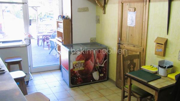 🏔️🍽️ MURS COMMERCIAUX + FONDS DE COMMERCE – BAR, RESTAURANT, SNACK, GLACIER – ALL0S (HAUT VERDON)
OPPORTUNITÉ RARE AU CŒUR D’UN VILLAGE TOURISTIQUE DES ALPES DU SUD
À Allos, charmante station-village de montagne réputée pour ses activités été comme hiver, découvrez cet ensemble comprenant les murs commerciaux, le fonds de commerce ainsi que la Licence IV, idéalement situé sur la place principale du village.
Nichée au cœur du Val d’Allos, commune du Parc National du Mercantour, à proximité des stations de ski du Seignus et de La Foux d’Allos - Espace Lumière, et aux portes des célèbres Gorges du Verdon, cette affaire bénéficie d'un emplacement stratégique au sein d'une destination touristique particulièrement recherchée.
________________________________________
📍 EMPLACEMENT EXCEPTIONNEL
•	Situation privilégiée sur la place principale du village,
•	À proximité immédiate du terrain de pétanque, lieu de rencontre incontournable durant la saison estivale,
•	Forte visibilité et passage régulier tout au long de l'année,
•	Toutes les commodités à quelques pas,
•	Clientèle locale, touristique, familiale et sportive.
________________________________________
🍷☕ L'ÉTABLISSEMENT
Bar – Restaurant – Snack – Glacier
Vente comprenant :
•	🏢 Les murs commerciaux,
•	💼 Le fonds de commerce,
•	🍾 La Licence IV.
________________________________________
🪑 CAPACITÉ D'ACCUEIL
Intérieur
•	Salle de restauration d'environ 75 m²,
•	Capacité d'environ 24 places assises,
•	Ambiance chaleureuse et conviviale.
Extérieur
•	🌞 Terrasse bénéficiant d'un emplacement privilégié,
•	Environ 50 places assises,
•	Cadre agréable et vivant au cœur du village.
________________________________________
🌿 UN ENVIRONNEMENT TOURISTIQUE DYNAMIQUE
Allos est une destination reconnue pour :
•	⛷️ Les sports d'hiver avec les stations du Seignus et de La Foux d'Allos - Espace Lumière,
•	🚵‍♂️ Les activités estivales : VTT, randonnée, trail, équitation, loisirs de montagne,
•	🌲 Le Parc National du Mercantour et ses paysages exceptionnels,
•	💧 Les Gorges du Verdon et leurs nombreuses activités nautiques,
•	🏞️ Le célèbre Lac d'Allos, plus grand lac naturel d'altitude d'Europe.
Cette diversité assure une fréquentation touristique importante et répartie sur une grande partie de l'année.
________________________________________
⭐ LES ATOUTS
✔️ Vente des murs et du fonds
✔️ Licence IV incluse
✔️ Emplacement n°1 au centre du village
✔️ Belle terrasse de 50 places
✔️ Activité exploitable immédiatement
✔️ Fort potentiel de développement
✔️ Commune touristique été / hiver
________________________________________
✨ Une opportunité rare d'acquérir un établissement emblématique dans l'une des vallées les plus attractives des Alpes du Sud.
📞 Dossier complet, chiffres d'exploitation et informations complémentaires sur demande. Contactez-moi dès maintenant pour organiser une visite.
