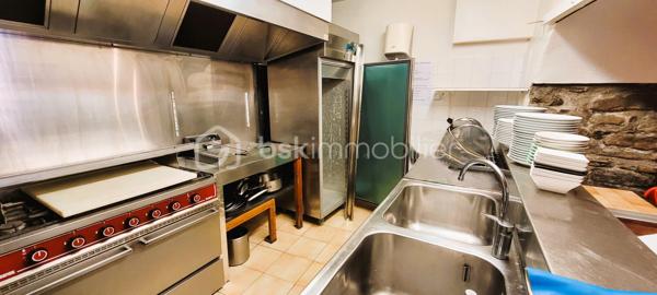 🏔️🍽️ MURS COMMERCIAUX + FONDS DE COMMERCE – BAR, RESTAURANT, SNACK, GLACIER – ALL0S (HAUT VERDON)
OPPORTUNITÉ RARE AU CŒUR D’UN VILLAGE TOURISTIQUE DES ALPES DU SUD
À Allos, charmante station-village de montagne réputée pour ses activités été comme hiver, découvrez cet ensemble comprenant les murs commerciaux, le fonds de commerce ainsi que la Licence IV, idéalement situé sur la place principale du village.
Nichée au cœur du Val d’Allos, commune du Parc National du Mercantour, à proximité des stations de ski du Seignus et de La Foux d’Allos - Espace Lumière, et aux portes des célèbres Gorges du Verdon, cette affaire bénéficie d'un emplacement stratégique au sein d'une destination touristique particulièrement recherchée.
________________________________________
📍 EMPLACEMENT EXCEPTIONNEL
•	Situation privilégiée sur la place principale du village,
•	À proximité immédiate du terrain de pétanque, lieu de rencontre incontournable durant la saison estivale,
•	Forte visibilité et passage régulier tout au long de l'année,
•	Toutes les commodités à quelques pas,
•	Clientèle locale, touristique, familiale et sportive.
________________________________________
🍷☕ L'ÉTABLISSEMENT
Bar – Restaurant – Snack – Glacier
Vente comprenant :
•	🏢 Les murs commerciaux,
•	💼 Le fonds de commerce,
•	🍾 La Licence IV.
________________________________________
🪑 CAPACITÉ D'ACCUEIL
Intérieur
•	Salle de restauration d'environ 75 m²,
•	Capacité d'environ 24 places assises,
•	Ambiance chaleureuse et conviviale.
Extérieur
•	🌞 Terrasse bénéficiant d'un emplacement privilégié,
•	Environ 50 places assises,
•	Cadre agréable et vivant au cœur du village.
________________________________________
🌿 UN ENVIRONNEMENT TOURISTIQUE DYNAMIQUE
Allos est une destination reconnue pour :
•	⛷️ Les sports d'hiver avec les stations du Seignus et de La Foux d'Allos - Espace Lumière,
•	🚵‍♂️ Les activités estivales : VTT, randonnée, trail, équitation, loisirs de montagne,
•	🌲 Le Parc National du Mercantour et ses paysages exceptionnels,
•	💧 Les Gorges du Verdon et leurs nombreuses activités nautiques,
•	🏞️ Le célèbre Lac d'Allos, plus grand lac naturel d'altitude d'Europe.
Cette diversité assure une fréquentation touristique importante et répartie sur une grande partie de l'année.
________________________________________
⭐ LES ATOUTS
✔️ Vente des murs et du fonds
✔️ Licence IV incluse
✔️ Emplacement n°1 au centre du village
✔️ Belle terrasse de 50 places
✔️ Activité exploitable immédiatement
✔️ Fort potentiel de développement
✔️ Commune touristique été / hiver
________________________________________
✨ Une opportunité rare d'acquérir un établissement emblématique dans l'une des vallées les plus attractives des Alpes du Sud.
📞 Dossier complet, chiffres d'exploitation et informations complémentaires sur demande. Contactez-moi dès maintenant pour organiser une visite.