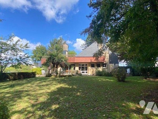 Nichée dans un environnement paisible et verdoyant, cette maison d'architecte offre un cadre de...