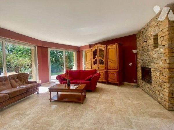 Nichée dans un environnement paisible et verdoyant, cette maison d'architecte offre un cadre de...