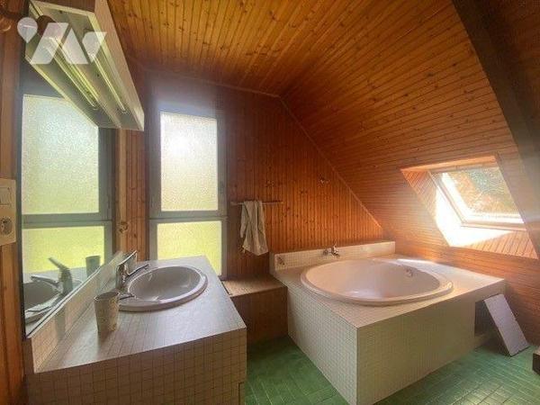 Nichée dans un environnement paisible et verdoyant, cette maison d'architecte offre un cadre de...