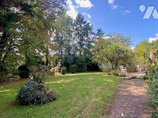 Nichée dans un environnement paisible et verdoyant, cette maison d'architecte offre un cadre de...