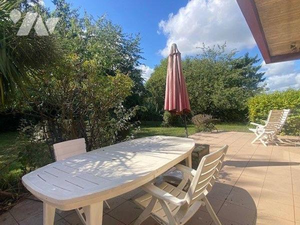 Nichée dans un environnement paisible et verdoyant, cette maison d'architecte offre un cadre de...