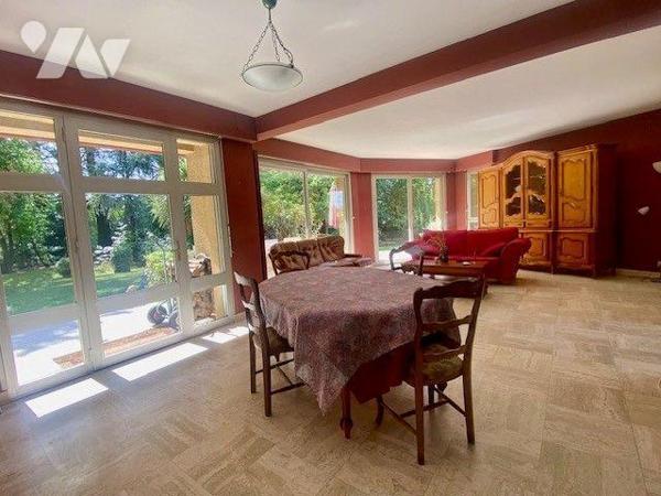 Nichée dans un environnement paisible et verdoyant, cette maison d'architecte offre un cadre de...