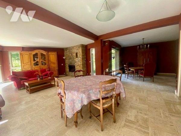 Nichée dans un environnement paisible et verdoyant, cette maison d'architecte offre un cadre de...