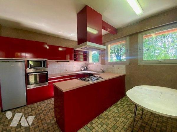 Nichée dans un environnement paisible et verdoyant, cette maison d'architecte offre un cadre de...