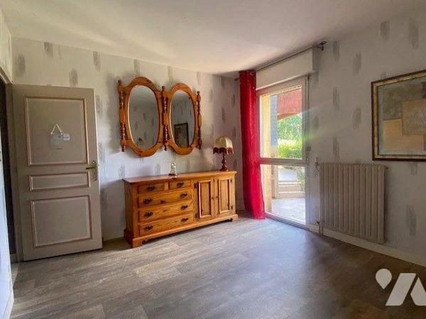 Nichée dans un environnement paisible et verdoyant, cette maison d'architecte offre un cadre de...