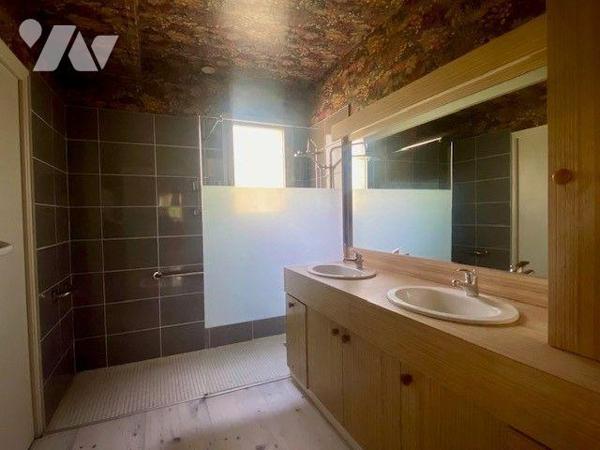 Nichée dans un environnement paisible et verdoyant, cette maison d'architecte offre un cadre de...