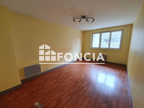 Location Local commercial 2 pièces 52 m² - 16 PLACE DES EPARS Chartres 28000