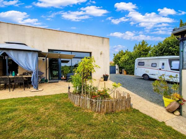 PLAIN-PIED RÉNOVÉ - 3 CHAMBRES AVEC SPA ET HANGAR DE 90 M²