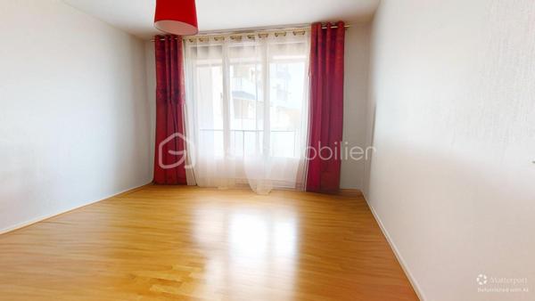 Venez découvrir, ce bel appartement rénové de 55 m² avec deux chambres.

Emplacement privilégié, à proximité de toutes les commodités : commerces, écoles, services et transports, cet appartement se trouve au 1ᵉ étage et conviendra parfaitement pour une résidence principale comme pour un investissement locatif.

Dès l’entrée, vous serez immédiatement séduit par la belle luminosité naturelle qu’offre ce bien, bénéficiant d’une superbe exposition.

La cuisine indépendante reste à aménager selon vos goûts et vos besoins, avec un cellier attenant.

Vous découvrirez également deux agréables chambres, ainsi qu’un couloir disposant de rangements donnant également accès à un WC indépendant. La salle d'eau est fonctionnelle et bien agencée.

Le séjour, baigné de lumière, offre un espace de vie spacieux et modulable donnant sur un balcon exposé Est/Sud avec vue sur la verdure.

Une cave complète ce bien, ainsi qu'une place de stationnement privative.

Ce bien, chauffé par un système de chauffage au sol au gaz de ville, est situé dans une résidence agréable et bien entretenue. Ravalement de façade déjà réalisé avec isolation thermique en 2024. Caves et parties communes très bien entretenus.

🎥 Une visite virtuelle est disponible.
📞 Contactez-moi dès maintenant pour organiser une visite.