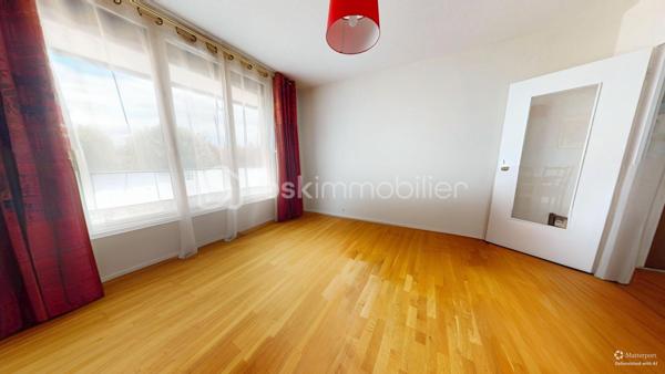 Venez découvrir, ce bel appartement rénové de 55 m² avec deux chambres.

Emplacement privilégié, à proximité de toutes les commodités : commerces, écoles, services et transports, cet appartement se trouve au 1ᵉ étage et conviendra parfaitement pour une résidence principale comme pour un investissement locatif.

Dès l’entrée, vous serez immédiatement séduit par la belle luminosité naturelle qu’offre ce bien, bénéficiant d’une superbe exposition.

La cuisine indépendante reste à aménager selon vos goûts et vos besoins, avec un cellier attenant.

Vous découvrirez également deux agréables chambres, ainsi qu’un couloir disposant de rangements donnant également accès à un WC indépendant. La salle d'eau est fonctionnelle et bien agencée.

Le séjour, baigné de lumière, offre un espace de vie spacieux et modulable donnant sur un balcon exposé Est/Sud avec vue sur la verdure.

Une cave complète ce bien, ainsi qu'une place de stationnement privative.

Ce bien, chauffé par un système de chauffage au sol au gaz de ville, est situé dans une résidence agréable et bien entretenue. Ravalement de façade déjà réalisé avec isolation thermique en 2024. Caves et parties communes très bien entretenus.

🎥 Une visite virtuelle est disponible.
📞 Contactez-moi dès maintenant pour organiser une visite.