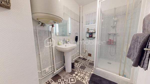 Venez découvrir, ce bel appartement rénové de 55 m² avec deux chambres.

Emplacement privilégié, à proximité de toutes les commodités : commerces, écoles, services et transports, cet appartement se trouve au 1ᵉ étage et conviendra parfaitement pour une résidence principale comme pour un investissement locatif.

Dès l’entrée, vous serez immédiatement séduit par la belle luminosité naturelle qu’offre ce bien, bénéficiant d’une superbe exposition.

La cuisine indépendante reste à aménager selon vos goûts et vos besoins, avec un cellier attenant.

Vous découvrirez également deux agréables chambres, ainsi qu’un couloir disposant de rangements donnant également accès à un WC indépendant. La salle d'eau est fonctionnelle et bien agencée.

Le séjour, baigné de lumière, offre un espace de vie spacieux et modulable donnant sur un balcon exposé Est/Sud avec vue sur la verdure.

Une cave complète ce bien, ainsi qu'une place de stationnement privative.

Ce bien, chauffé par un système de chauffage au sol au gaz de ville, est situé dans une résidence agréable et bien entretenue. Ravalement de façade déjà réalisé avec isolation thermique en 2024. Caves et parties communes très bien entretenus.

🎥 Une visite virtuelle est disponible.
📞 Contactez-moi dès maintenant pour organiser une visite.