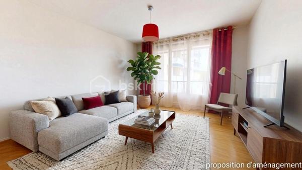 Venez découvrir, ce bel appartement rénové de 55 m² avec deux chambres.

Emplacement privilégié, à proximité de toutes les commodités : commerces, écoles, services et transports, cet appartement se trouve au 1ᵉ étage et conviendra parfaitement pour une résidence principale comme pour un investissement locatif.

Dès l’entrée, vous serez immédiatement séduit par la belle luminosité naturelle qu’offre ce bien, bénéficiant d’une superbe exposition.

La cuisine indépendante reste à aménager selon vos goûts et vos besoins, avec un cellier attenant.

Vous découvrirez également deux agréables chambres, ainsi qu’un couloir disposant de rangements donnant également accès à un WC indépendant. La salle d'eau est fonctionnelle et bien agencée.

Le séjour, baigné de lumière, offre un espace de vie spacieux et modulable donnant sur un balcon exposé Est/Sud avec vue sur la verdure.

Une cave complète ce bien, ainsi qu'une place de stationnement privative.

Ce bien, chauffé par un système de chauffage au sol au gaz de ville, est situé dans une résidence agréable et bien entretenue. Ravalement de façade déjà réalisé avec isolation thermique en 2024. Caves et parties communes très bien entretenus.

🎥 Une visite virtuelle est disponible.
📞 Contactez-moi dès maintenant pour organiser une visite.