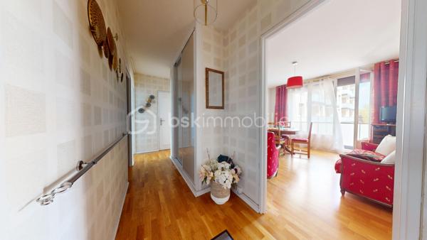 Venez découvrir, ce bel appartement rénové de 55 m² avec deux chambres.

Emplacement privilégié, à proximité de toutes les commodités : commerces, écoles, services et transports, cet appartement se trouve au 1ᵉ étage et conviendra parfaitement pour une résidence principale comme pour un investissement locatif.

Dès l’entrée, vous serez immédiatement séduit par la belle luminosité naturelle qu’offre ce bien, bénéficiant d’une superbe exposition.

La cuisine indépendante reste à aménager selon vos goûts et vos besoins, avec un cellier attenant.

Vous découvrirez également deux agréables chambres, ainsi qu’un couloir disposant de rangements donnant également accès à un WC indépendant. La salle d'eau est fonctionnelle et bien agencée.

Le séjour, baigné de lumière, offre un espace de vie spacieux et modulable donnant sur un balcon exposé Est/Sud avec vue sur la verdure.

Une cave complète ce bien, ainsi qu'une place de stationnement privative.

Ce bien, chauffé par un système de chauffage au sol au gaz de ville, est situé dans une résidence agréable et bien entretenue. Ravalement de façade déjà réalisé avec isolation thermique en 2024. Caves et parties communes très bien entretenus.

🎥 Une visite virtuelle est disponible.
📞 Contactez-moi dès maintenant pour organiser une visite.
