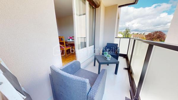 Venez découvrir, ce bel appartement rénové de 55 m² avec deux chambres.

Emplacement privilégié, à proximité de toutes les commodités : commerces, écoles, services et transports, cet appartement se trouve au 1ᵉ étage et conviendra parfaitement pour une résidence principale comme pour un investissement locatif.

Dès l’entrée, vous serez immédiatement séduit par la belle luminosité naturelle qu’offre ce bien, bénéficiant d’une superbe exposition.

La cuisine indépendante reste à aménager selon vos goûts et vos besoins, avec un cellier attenant.

Vous découvrirez également deux agréables chambres, ainsi qu’un couloir disposant de rangements donnant également accès à un WC indépendant. La salle d'eau est fonctionnelle et bien agencée.

Le séjour, baigné de lumière, offre un espace de vie spacieux et modulable donnant sur un balcon exposé Est/Sud avec vue sur la verdure.

Une cave complète ce bien, ainsi qu'une place de stationnement privative.

Ce bien, chauffé par un système de chauffage au sol au gaz de ville, est situé dans une résidence agréable et bien entretenue. Ravalement de façade déjà réalisé avec isolation thermique en 2024. Caves et parties communes très bien entretenus.

🎥 Une visite virtuelle est disponible.
📞 Contactez-moi dès maintenant pour organiser une visite.