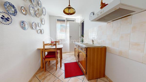 Venez découvrir, ce bel appartement rénové de 55 m² avec deux chambres.

Emplacement privilégié, à proximité de toutes les commodités : commerces, écoles, services et transports, cet appartement se trouve au 1ᵉ étage et conviendra parfaitement pour une résidence principale comme pour un investissement locatif.

Dès l’entrée, vous serez immédiatement séduit par la belle luminosité naturelle qu’offre ce bien, bénéficiant d’une superbe exposition.

La cuisine indépendante reste à aménager selon vos goûts et vos besoins, avec un cellier attenant.

Vous découvrirez également deux agréables chambres, ainsi qu’un couloir disposant de rangements donnant également accès à un WC indépendant. La salle d'eau est fonctionnelle et bien agencée.

Le séjour, baigné de lumière, offre un espace de vie spacieux et modulable donnant sur un balcon exposé Est/Sud avec vue sur la verdure.

Une cave complète ce bien, ainsi qu'une place de stationnement privative.

Ce bien, chauffé par un système de chauffage au sol au gaz de ville, est situé dans une résidence agréable et bien entretenue. Ravalement de façade déjà réalisé avec isolation thermique en 2024. Caves et parties communes très bien entretenus.

🎥 Une visite virtuelle est disponible.
📞 Contactez-moi dès maintenant pour organiser une visite.