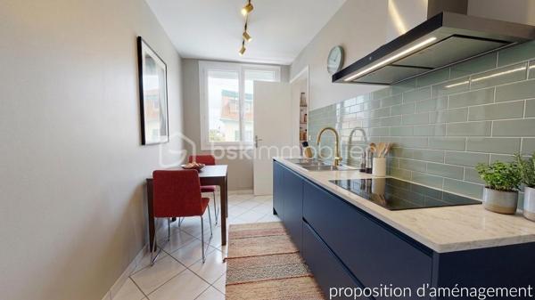 Venez découvrir, ce bel appartement rénové de 55 m² avec deux chambres.

Emplacement privilégié, à proximité de toutes les commodités : commerces, écoles, services et transports, cet appartement se trouve au 1ᵉ étage et conviendra parfaitement pour une résidence principale comme pour un investissement locatif.

Dès l’entrée, vous serez immédiatement séduit par la belle luminosité naturelle qu’offre ce bien, bénéficiant d’une superbe exposition.

La cuisine indépendante reste à aménager selon vos goûts et vos besoins, avec un cellier attenant.

Vous découvrirez également deux agréables chambres, ainsi qu’un couloir disposant de rangements donnant également accès à un WC indépendant. La salle d'eau est fonctionnelle et bien agencée.

Le séjour, baigné de lumière, offre un espace de vie spacieux et modulable donnant sur un balcon exposé Est/Sud avec vue sur la verdure.

Une cave complète ce bien, ainsi qu'une place de stationnement privative.

Ce bien, chauffé par un système de chauffage au sol au gaz de ville, est situé dans une résidence agréable et bien entretenue. Ravalement de façade déjà réalisé avec isolation thermique en 2024. Caves et parties communes très bien entretenus.

🎥 Une visite virtuelle est disponible.
📞 Contactez-moi dès maintenant pour organiser une visite.