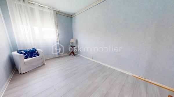 Venez découvrir, ce bel appartement rénové de 55 m² avec deux chambres.

Emplacement privilégié, à proximité de toutes les commodités : commerces, écoles, services et transports, cet appartement se trouve au 1ᵉ étage et conviendra parfaitement pour une résidence principale comme pour un investissement locatif.

Dès l’entrée, vous serez immédiatement séduit par la belle luminosité naturelle qu’offre ce bien, bénéficiant d’une superbe exposition.

La cuisine indépendante reste à aménager selon vos goûts et vos besoins, avec un cellier attenant.

Vous découvrirez également deux agréables chambres, ainsi qu’un couloir disposant de rangements donnant également accès à un WC indépendant. La salle d'eau est fonctionnelle et bien agencée.

Le séjour, baigné de lumière, offre un espace de vie spacieux et modulable donnant sur un balcon exposé Est/Sud avec vue sur la verdure.

Une cave complète ce bien, ainsi qu'une place de stationnement privative.

Ce bien, chauffé par un système de chauffage au sol au gaz de ville, est situé dans une résidence agréable et bien entretenue. Ravalement de façade déjà réalisé avec isolation thermique en 2024. Caves et parties communes très bien entretenus.

🎥 Une visite virtuelle est disponible.
📞 Contactez-moi dès maintenant pour organiser une visite.