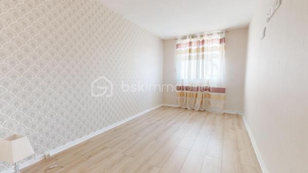 Venez découvrir, ce bel appartement rénové de 55 m² avec deux chambres.

Emplacement privilégié, à proximité de toutes les commodités : commerces, écoles, services et transports, cet appartement se trouve au 1ᵉ étage et conviendra parfaitement pour une résidence principale comme pour un investissement locatif.

Dès l’entrée, vous serez immédiatement séduit par la belle luminosité naturelle qu’offre ce bien, bénéficiant d’une superbe exposition.

La cuisine indépendante reste à aménager selon vos goûts et vos besoins, avec un cellier attenant.

Vous découvrirez également deux agréables chambres, ainsi qu’un couloir disposant de rangements donnant également accès à un WC indépendant. La salle d'eau est fonctionnelle et bien agencée.

Le séjour, baigné de lumière, offre un espace de vie spacieux et modulable donnant sur un balcon exposé Est/Sud avec vue sur la verdure.

Une cave complète ce bien, ainsi qu'une place de stationnement privative.

Ce bien, chauffé par un système de chauffage au sol au gaz de ville, est situé dans une résidence agréable et bien entretenue. Ravalement de façade déjà réalisé avec isolation thermique en 2024. Caves et parties communes très bien entretenus.

🎥 Une visite virtuelle est disponible.
📞 Contactez-moi dès maintenant pour organiser une visite.