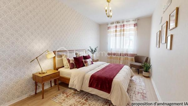 Venez découvrir, ce bel appartement rénové de 55 m² avec deux chambres.

Emplacement privilégié, à proximité de toutes les commodités : commerces, écoles, services et transports, cet appartement se trouve au 1ᵉ étage et conviendra parfaitement pour une résidence principale comme pour un investissement locatif.

Dès l’entrée, vous serez immédiatement séduit par la belle luminosité naturelle qu’offre ce bien, bénéficiant d’une superbe exposition.

La cuisine indépendante reste à aménager selon vos goûts et vos besoins, avec un cellier attenant.

Vous découvrirez également deux agréables chambres, ainsi qu’un couloir disposant de rangements donnant également accès à un WC indépendant. La salle d'eau est fonctionnelle et bien agencée.

Le séjour, baigné de lumière, offre un espace de vie spacieux et modulable donnant sur un balcon exposé Est/Sud avec vue sur la verdure.

Une cave complète ce bien, ainsi qu'une place de stationnement privative.

Ce bien, chauffé par un système de chauffage au sol au gaz de ville, est situé dans une résidence agréable et bien entretenue. Ravalement de façade déjà réalisé avec isolation thermique en 2024. Caves et parties communes très bien entretenus.

🎥 Une visite virtuelle est disponible.
📞 Contactez-moi dès maintenant pour organiser une visite.