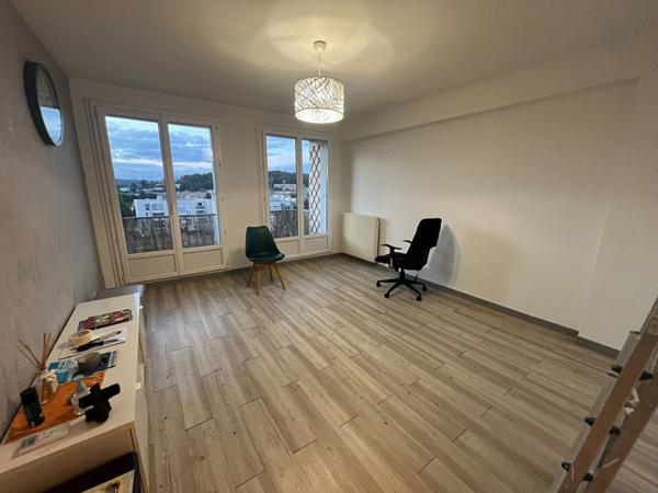 Appartement T3 64 m² dernier étage avec balcon, loggia et cave. Vue dégagée à Gardanne