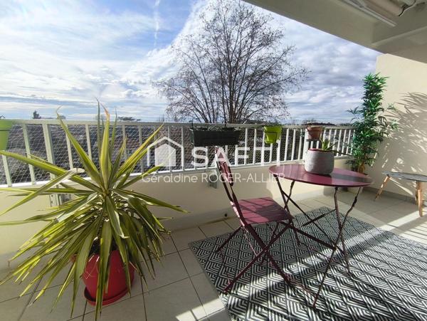 Lumineux T4 avec de beaux volumes et balcons.