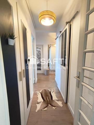 Lumineux T4 avec de beaux volumes et balcons.