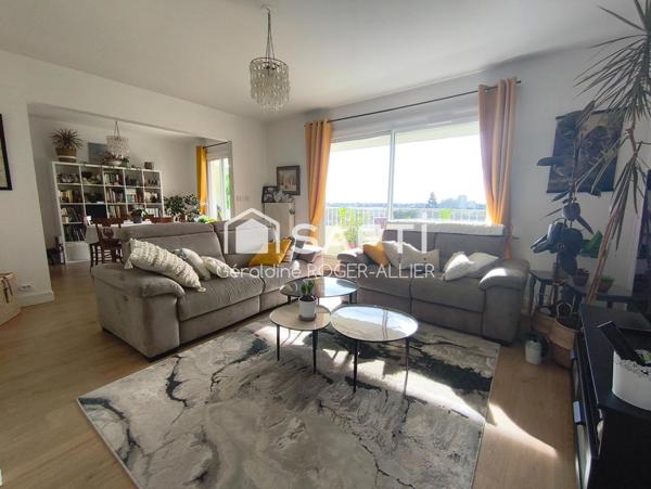 Lumineux T4 avec de beaux volumes et balcons.