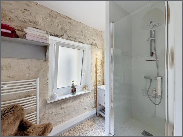 Maison de bourg de plain-pied, une chambre, état impeccable