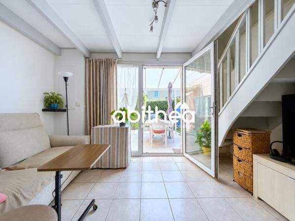 Maison type 2 en duplex avec jardin et stationnement dans une résidence sécurisée