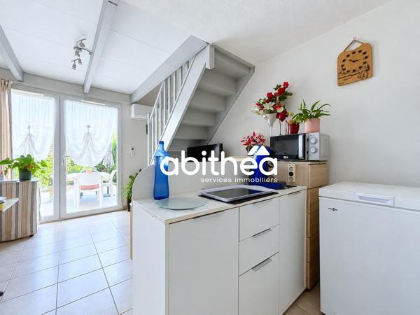 Maison type 2 en duplex avec jardin et stationnement dans une résidence sécurisée