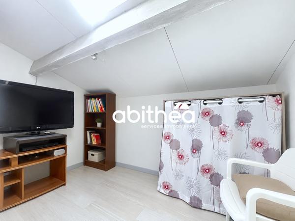 Maison type 2 en duplex avec jardin et stationnement dans une résidence sécurisée