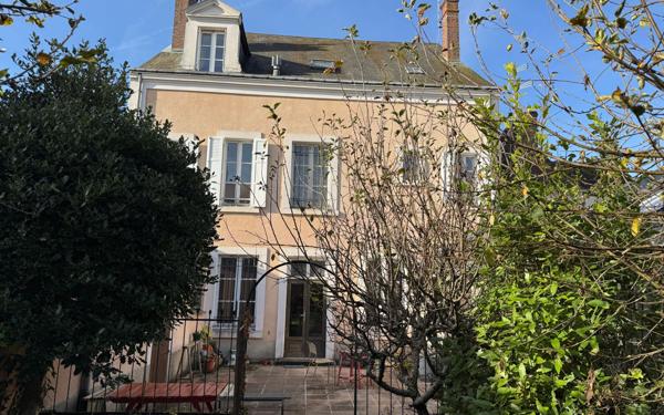 Maison à vendre    8 pièces •  Nogent-le-Rotrou