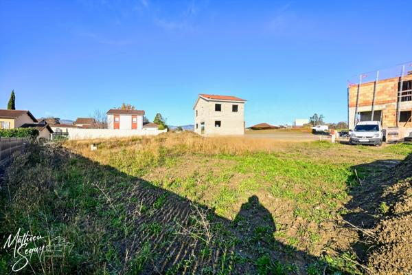 Terrain borné et viabilisé - laisser place à une maison individuelle!
