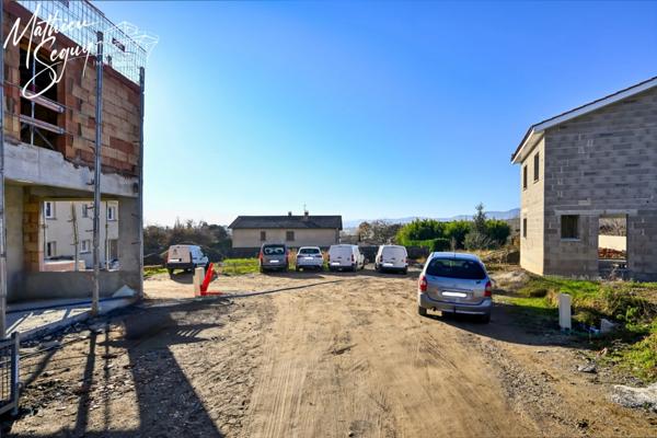Terrain borné et viabilisé - laisser place à une maison individuelle!