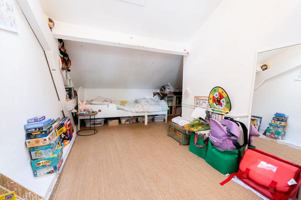 HYPER CENTRE et DERNIER ETAGE: 2/3 pièces de 65m² au sol dont 48m² en Carrez avec cave