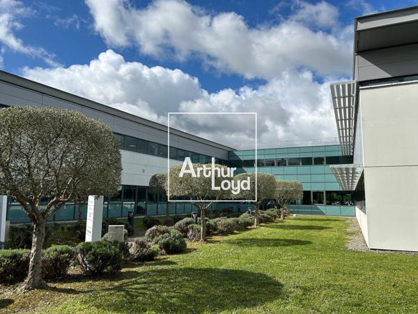Bureaux à louer à Labège dans immeuble récent avec accès PMR et parkings